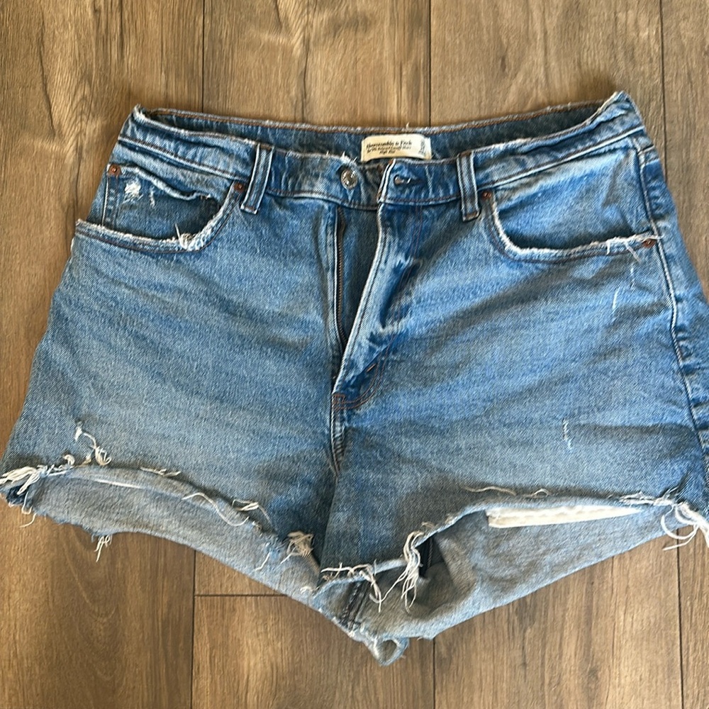 Abercrombie and Fitch 90s relaxed cut off shorts high-rise